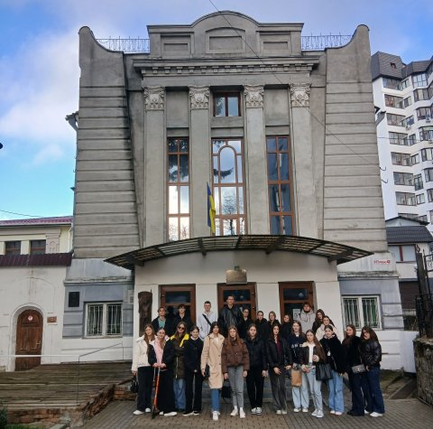 Самоекскурсія «Поштовою трасою» до Драмтеатру