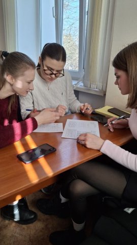 📅 17 березня 2026 року в межах Global Money Week 2026 студенти 2 курсу спеціальності «Фінанси, банківська справа, страхування та фондовий ринок» взяли участь у навчальному фінансовому квесті на тему «Основи організації фінансів суб’єктів господарювання».  👩‍🏫 Захід провела доцентка кафедри фінансів, банківської справи, страхування та фондового ринку, к.е.н., доцентка Тетяна Самарічева.  📝 Студенти працювали командами та виконували різноманітні інтерактивні завдання:  «Дешифрувальник» – відгадування фіна