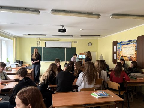 💸 Як контролювати дрібні витрати і не витрачати зайве?  📅 18 березня у межах 🌍 Всесвітнього тижня грошей відбудеться просвітницький тренінг для учнів 10 класу економічного напряму Хмельницького обласного ліцею.  🎓 Студенти 2 курсу спеціальності «Фінанси, банківська справа, страхування та фондовий ринок» Белінська Іванна, Сабадаш Юлія та Степова Діана допоможуть розібратися: 🔹 що таке дрібні витрати та як вони впливають на бюджет 🔹 чому ми витрачаємо більше, ніж плануємо 🔹 як навчитися контролювати св