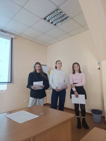 📅 17 березня, у межах 🌍 Всесвітнього тижня грошей, студенти 2 курсу спеціальності «Фінанси, банківська справа, страхування та фондовий ринок» (ОПП «Податкова та митна справа») провели навчальний тренінг для студентів юридичного факультету Університету.  📊 Темою заходу став податок на додану вартість (ПДВ) — один із ключових елементів податкової системи, з яким кожен стикається щодня.  💡 Під час тренінгу учасники: 📌 у доступній формі дізналися, як працює ПДВ 📌 зрозуміли, чому він включений у вартість т