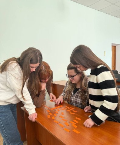 📚 У межах вивчення дисципліни «Фінанси суб’єктів господарювання» 20 березня 2026 року було проведено інтерактивне заняття для здобувачів вищої освіти спеціальності «Фінанси, банківська справа, страхування та фондовий ринок».  👩‍🏫 Захід організувала доцентка кафедри фінансів, банківської справи, страхування та фондового ринку, к.е.н., доцентка Тетяна Самарічева, яка запропонувала студентам сучасний формат навчання — фінансовий пазл на тему: «Особливості фінансової діяльності суб’єктів господарювання різни