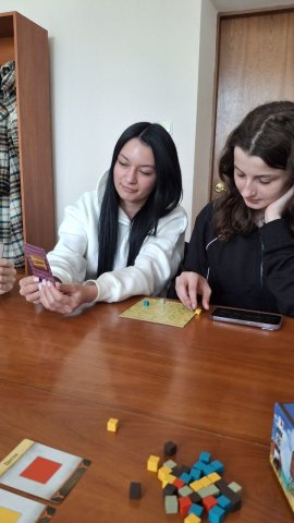 У межах вивчення дисципліни «Фінанси територіальних громад» для здобувачів вищої освіти за спеціальністю Фінанси, банківська справа, страхування та фондовий ринок доценткою кафедри фінансів, банківської справи, страхування та фондового ринку, к.е.н., доценткою Тетяною Самарічевою було проведено інтерактивне заняття у форматі гри «Крихітні містечка». Під час заходу студенти отримали можливість спробувати себе в ролі голови власного містечка, плануючи та розподіляючи обмежені ресурси для зведення будівель і р