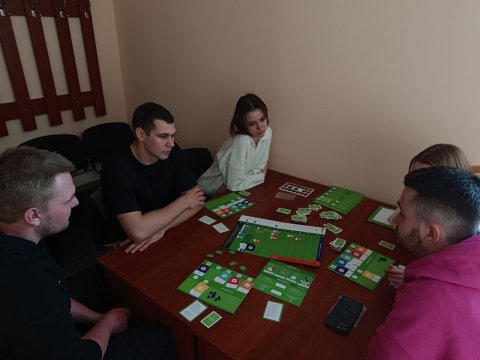 У межах заходів GlobalMoneyWeek2026 студенти спеціальності «Туризм та рекреація» долучилися до інтерактивного заняття, присвяченого основам інвестування та функціонуванню фондового ринку. Навчання відбулося у форматі ділової гри «Хто тут інвестор?», що дозволило поєднати теоретичні знання з практичним досвідом 💼📊  📌 Під час гри учасники: 🔹 здійснювали торгівлю активами, аналізуючи ринкові тенденції 🔹 формували індивідуальні інвестиційні стратегії для досягнення фінансових цілей 🔹 приймали рішення щодо