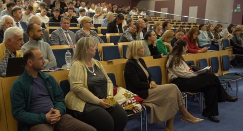 📚 Окремий напрям роботи був пов’язаний із модернізацією освітнього процесу та розвитком сучасних форматів навчання. Учасники обговорили досвід розроблення та оновлення освітніх програм, навчальних курсів і модулів у межах міжнародної співпраці, а також можливості адаптації європейських освітніх практик до потреб сучасного ринку праці.  Особливу увагу привернула тема мікрокваліфікацій (Micro-credentials) — сучасного інструменту короткострокового навчання, який дає змогу здобувати та документально підтверджу