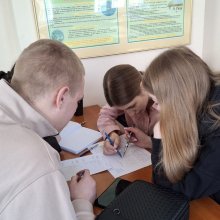 📅 17 березня 2026 року в межах Global Money Week 2026 студенти 2 курсу спеціальності «Фінанси, банківська справа, страхування та фондовий ринок» взяли участь у навчальному фінансовому квесті на тему «Основи організації фінансів суб’єктів господарювання».  👩‍🏫 Захід провела доцентка кафедри фінансів, банківської справи, страхування та фондового ринку, к.е.н., доцентка Тетяна Самарічева.  📝 Студенти працювали командами та виконували різноманітні інтерактивні завдання:  «Дешифрувальник» – відгадування фіна