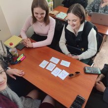 🌍 Міжнародні фінансові організації: інтелектуальний виклик для студентів  У межах Global Money Week 2026 для студентів 2 курсу спеціальностей «Фінанси, банківська справа, страхування та фондовий ринок» та «Податкова та митна справа» відбулося інтерактивне заняття у форматі вікторини з дисципліни «Міжнародні фінансові організації».  📊 Захід поєднав навчання та гру, перетворивши традиційне заняття на захопливе інтелектуальне змагання. Студенти виконували різнопланові завдання: відповідали на бліц-запитання,