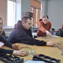 🏗️ Інтерактивна гра «Відбудуй Україну»: практичне опанування фінансів територіальних громад  У межах проведення Global Money Week 2026центкою Тетяна Самарічева. Захід відбувся в межах вивчення дисципліни «Фінанси територіальних громад».  🎯 Мета гри: формування практичного розуміння студентами процесів управління фінансовими ресурсами територіальних громад, прийняття управлінських рішень, планування бюджету та забезпечення економічного розвитку регіонів.  🕹️ Хід гри:  Ігрове поле відображало територію Укр