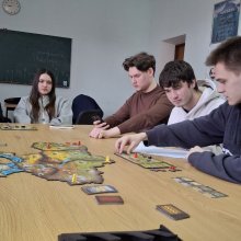 🏗️ Інтерактивна гра «Відбудуй Україну»: практичне опанування фінансів територіальних громад  У межах проведення Global Money Week 2026центкою Тетяна Самарічева. Захід відбувся в межах вивчення дисципліни «Фінанси територіальних громад».  🎯 Мета гри: формування практичного розуміння студентами процесів управління фінансовими ресурсами територіальних громад, прийняття управлінських рішень, планування бюджету та забезпечення економічного розвитку регіонів.  🕹️ Хід гри:  Ігрове поле відображало територію Укр