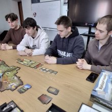 🏗️ Інтерактивна гра «Відбудуй Україну»: практичне опанування фінансів територіальних громад  У межах проведення Global Money Week 2026центкою Тетяна Самарічева. Захід відбувся в межах вивчення дисципліни «Фінанси територіальних громад».  🎯 Мета гри: формування практичного розуміння студентами процесів управління фінансовими ресурсами територіальних громад, прийняття управлінських рішень, планування бюджету та забезпечення економічного розвитку регіонів.  🕹️ Хід гри:  Ігрове поле відображало територію Укр