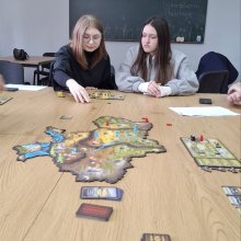 🏗️ Інтерактивна гра «Відбудуй Україну»: практичне опанування фінансів територіальних громад  У межах проведення Global Money Week 2026центкою Тетяна Самарічева. Захід відбувся в межах вивчення дисципліни «Фінанси територіальних громад».  🎯 Мета гри: формування практичного розуміння студентами процесів управління фінансовими ресурсами територіальних громад, прийняття управлінських рішень, планування бюджету та забезпечення економічного розвитку регіонів.  🕹️ Хід гри:  Ігрове поле відображало територію Укр