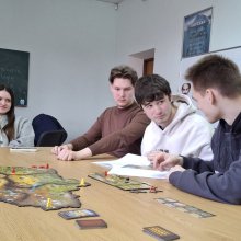 🏗️ Інтерактивна гра «Відбудуй Україну»: практичне опанування фінансів територіальних громад  У межах проведення Global Money Week 2026центкою Тетяна Самарічева. Захід відбувся в межах вивчення дисципліни «Фінанси територіальних громад».  🎯 Мета гри: формування практичного розуміння студентами процесів управління фінансовими ресурсами територіальних громад, прийняття управлінських рішень, планування бюджету та забезпечення економічного розвитку регіонів.  🕹️ Хід гри:  Ігрове поле відображало територію Укр