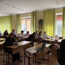 💰 Фінансова грамотність: як дрібні витрати впливають на великий бюджет  📅 18 березня, у межах 🌍 Всесвітнього тижня грошей, студенти 2 курсу спеціальності «Фінанси, банківська справа, страхування та фондовий ринок» Белінська Іванна, Сабадаш Юлія та Степова Діана провели просвітницький тренінг для учнів 10 класу економічного напряму Хмельницького обласного ліцею на тему: «Як контролювати дрібні витрати і не витрачати зайве».  📊 Під час заходу учасники: 📌 дізналися про сутність дрібних витрат та їх вплив