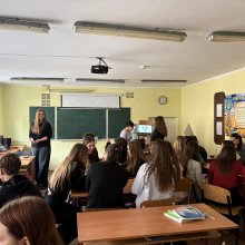 💰 Фінансова грамотність: як дрібні витрати впливають на великий бюджет  📅 18 березня, у межах 🌍 Всесвітнього тижня грошей, студенти 2 курсу спеціальності «Фінанси, банківська справа, страхування та фондовий ринок» Белінська Іванна, Сабадаш Юлія та Степова Діана провели просвітницький тренінг для учнів 10 класу економічного напряму Хмельницького обласного ліцею на тему: «Як контролювати дрібні витрати і не витрачати зайве».  📊 Під час заходу учасники: 📌 дізналися про сутність дрібних витрат та їх вплив