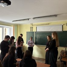 📅 18 березня, у межах 🌍 Всесвітнього тижня грошей, студенти 2 курсу спеціальності «Фінанси, банківська справа, страхування та фондовий ринок» Харькова Олександра, Самусько Вікторія та Буй Володимир провели просвітницький тренінг для учнів 11 класу Хмельницького обласного ліцею економічного напряму на тему: «Куди йдуть гроші громади та як працює місцевий бюджет».  📊 Під час заходу учасники: 📌 ознайомилися з основами функціонування місцевого бюджету 📌 дізналися про джерела формування фінансових ресурсів