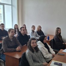 📅 19 березня 2026 року у межах Всесвітнього тижня грошей студенти спеціальності «Фінанси, банківська справа, страхування та фондовий ринок» долучилися до освітнього вебінару, організованого Національним банком України, на тему: «Гроші як засіб комунікації». 👨‍🏫 Захід провів старший зберігач фондів Музею грошей НБУ Андрій Бойко-Гагарін, який представив історико-культурний огляд ролі грошей у комунікації та передачі інформації. 🪙 Учасники вебінару дізналися про: • комунікаційну функцію грошей як засобу пл