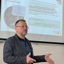 18 березня студенти першого курсу спеціальності «Фінанси, банківська справа, страхування та фондовий ринок» відвідали гостьову лекцію від старшого менеджера ПриватБанку Олександра Онищука у межах Global Money Week 2026. Основна тема — фінансова безпека та захист від шахрайства у цифровому середовищі.