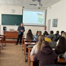 18 березня студенти першого курсу спеціальності «Фінанси, банківська справа, страхування та фондовий ринок» відвідали гостьову лекцію від старшого менеджера ПриватБанку Олександра Онищука у межах Global Money Week 2026. Основна тема — фінансова безпека та захист від шахрайства у цифровому середовищі.