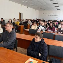 18 березня студенти першого курсу спеціальності «Фінанси, банківська справа, страхування та фондовий ринок» відвідали гостьову лекцію від старшого менеджера ПриватБанку Олександра Онищука у межах Global Money Week 2026. Основна тема — фінансова безпека та захист від шахрайства у цифровому середовищі.