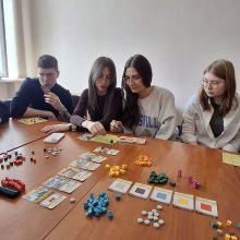 У межах вивчення дисципліни «Фінанси територіальних громад» для здобувачів вищої освіти за спеціальністю Фінанси, банківська справа, страхування та фондовий ринок доценткою кафедри фінансів, банківської справи, страхування та фондового ринку, к.е.н., доценткою Тетяною Самарічевою було проведено інтерактивне заняття у форматі гри «Крихітні містечка». Під час заходу студенти отримали можливість спробувати себе в ролі голови власного містечка, плануючи та розподіляючи обмежені ресурси для зведення будівель і р