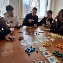 У межах вивчення дисципліни «Фінанси територіальних громад» для здобувачів вищої освіти за спеціальністю Фінанси, банківська справа, страхування та фондовий ринок доценткою кафедри фінансів, банківської справи, страхування та фондового ринку, к.е.н., доценткою Тетяною Самарічевою було проведено інтерактивне заняття у форматі гри «Крихітні містечка». Під час заходу студенти отримали можливість спробувати себе в ролі голови власного містечка, плануючи та розподіляючи обмежені ресурси для зведення будівель і р