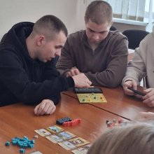 У межах вивчення дисципліни «Фінанси територіальних громад» для здобувачів вищої освіти за спеціальністю Фінанси, банківська справа, страхування та фондовий ринок доценткою кафедри фінансів, банківської справи, страхування та фондового ринку, к.е.н., доценткою Тетяною Самарічевою було проведено інтерактивне заняття у форматі гри «Крихітні містечка». Під час заходу студенти отримали можливість спробувати себе в ролі голови власного містечка, плануючи та розподіляючи обмежені ресурси для зведення будівель і р