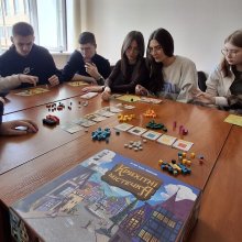 У межах вивчення дисципліни «Фінанси територіальних громад» для здобувачів вищої освіти за спеціальністю Фінанси, банківська справа, страхування та фондовий ринок доценткою кафедри фінансів, банківської справи, страхування та фондового ринку, к.е.н., доценткою Тетяною Самарічевою було проведено інтерактивне заняття у форматі гри «Крихітні містечка». Під час заходу студенти отримали можливість спробувати себе в ролі голови власного містечка, плануючи та розподіляючи обмежені ресурси для зведення будівель і р