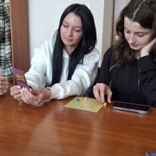 У межах вивчення дисципліни «Фінанси територіальних громад» для здобувачів вищої освіти за спеціальністю Фінанси, банківська справа, страхування та фондовий ринок доценткою кафедри фінансів, банківської справи, страхування та фондового ринку, к.е.н., доценткою Тетяною Самарічевою було проведено інтерактивне заняття у форматі гри «Крихітні містечка». Під час заходу студенти отримали можливість спробувати себе в ролі голови власного містечка, плануючи та розподіляючи обмежені ресурси для зведення будівель і р