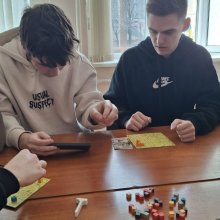 У межах вивчення дисципліни «Фінанси територіальних громад» для здобувачів вищої освіти за спеціальністю Фінанси, банківська справа, страхування та фондовий ринок доценткою кафедри фінансів, банківської справи, страхування та фондового ринку, к.е.н., доценткою Тетяною Самарічевою було проведено інтерактивне заняття у форматі гри «Крихітні містечка». Під час заходу студенти отримали можливість спробувати себе в ролі голови власного містечка, плануючи та розподіляючи обмежені ресурси для зведення будівель і р