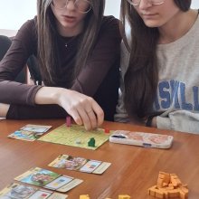 У межах вивчення дисципліни «Фінанси територіальних громад» для здобувачів вищої освіти за спеціальністю Фінанси, банківська справа, страхування та фондовий ринок доценткою кафедри фінансів, банківської справи, страхування та фондового ринку, к.е.н., доценткою Тетяною Самарічевою було проведено інтерактивне заняття у форматі гри «Крихітні містечка». Під час заходу студенти отримали можливість спробувати себе в ролі голови власного містечка, плануючи та розподіляючи обмежені ресурси для зведення будівель і р