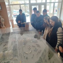 📌 Навчальний візит студентів до Держмитслужби 🇺🇦  25 березня студенти І курсу спеціальності «Податкова та митна справа» Хмельницького університету управління та права імені Леоніда Юзькова відвідали Департамент спеціалізованої підготовки та кінологічного забезпечення Держмитслужби.  Студенти ознайомилися з роботою митних органів, сучасними скануючими системами, неінтрузивними методами контролю, перевіркою дорогоцінних металів та роботою кінологічних команд.  Такий досвід дозволяє побачити, як теоретичні