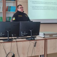 📌 Навчальний візит студентів до Держмитслужби 🇺🇦  25 березня студенти І курсу спеціальності «Податкова та митна справа» Хмельницького університету управління та права імені Леоніда Юзькова відвідали Департамент спеціалізованої підготовки та кінологічного забезпечення Держмитслужби.  Студенти ознайомилися з роботою митних органів, сучасними скануючими системами, неінтрузивними методами контролю, перевіркою дорогоцінних металів та роботою кінологічних команд.  Такий досвід дозволяє побачити, як теоретичні