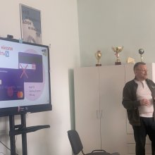 24 березня 2026 року студенти 3-го курсу спеціальності Фінанси, банківська справа, страхування та фондовий ринок факультету управління та економіки Хмельницького університету управління та права імені Леоніда Юзькова мали унікальну можливість зазирнути за лаштунки сучасного банкінгу.  🗓 У межах Global Money Week 2026 (Всесвітнього тижня грошей), ініційованого НБУ, до університету завітав провідний фахівець банку – старший менеджер із зарплатних та соціальних карток Південно-західного макро-регіонального уп