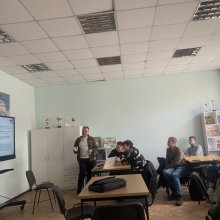 24 березня 2026 року студенти 3-го курсу спеціальності Фінанси, банківська справа, страхування та фондовий ринок факультету управління та економіки Хмельницького університету управління та права імені Леоніда Юзькова мали унікальну можливість зазирнути за лаштунки сучасного банкінгу.  🗓 У межах Global Money Week 2026 (Всесвітнього тижня грошей), ініційованого НБУ, до університету завітав провідний фахівець банку – старший менеджер із зарплатних та соціальних карток Південно-західного макро-регіонального уп