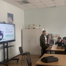 24 березня 2026 року студенти 3-го курсу спеціальності Фінанси, банківська справа, страхування та фондовий ринок факультету управління та економіки Хмельницького університету управління та права імені Леоніда Юзькова мали унікальну можливість зазирнути за лаштунки сучасного банкінгу.  🗓 У межах Global Money Week 2026 (Всесвітнього тижня грошей), ініційованого НБУ, до університету завітав провідний фахівець банку – старший менеджер із зарплатних та соціальних карток Південно-західного макро-регіонального уп