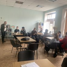 24 березня 2026 року студенти 3-го курсу спеціальності Фінанси, банківська справа, страхування та фондовий ринок факультету управління та економіки Хмельницького університету управління та права імені Леоніда Юзькова мали унікальну можливість зазирнути за лаштунки сучасного банкінгу.  🗓 У межах Global Money Week 2026 (Всесвітнього тижня грошей), ініційованого НБУ, до університету завітав провідний фахівець банку – старший менеджер із зарплатних та соціальних карток Південно-західного макро-регіонального уп