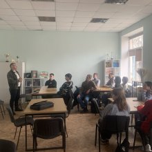 24 березня 2026 року студенти 3-го курсу спеціальності Фінанси, банківська справа, страхування та фондовий ринок факультету управління та економіки Хмельницького університету управління та права імені Леоніда Юзькова мали унікальну можливість зазирнути за лаштунки сучасного банкінгу.  🗓 У межах Global Money Week 2026 (Всесвітнього тижня грошей), ініційованого НБУ, до університету завітав провідний фахівець банку – старший менеджер із зарплатних та соціальних карток Південно-західного макро-регіонального уп