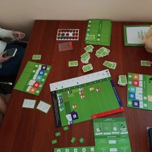 У межах заходів GlobalMoneyWeek2026 студенти спеціальності «Туризм та рекреація» долучилися до інтерактивного заняття, присвяченого основам інвестування та функціонуванню фондового ринку. Навчання відбулося у форматі ділової гри «Хто тут інвестор?», що дозволило поєднати теоретичні знання з практичним досвідом 💼📊  📌 Під час гри учасники: 🔹 здійснювали торгівлю активами, аналізуючи ринкові тенденції 🔹 формували індивідуальні інвестиційні стратегії для досягнення фінансових цілей 🔹 приймали рішення щодо