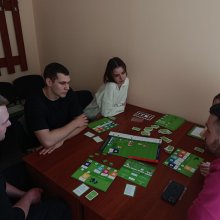 У межах заходів GlobalMoneyWeek2026 студенти спеціальності «Туризм та рекреація» долучилися до інтерактивного заняття, присвяченого основам інвестування та функціонуванню фондового ринку. Навчання відбулося у форматі ділової гри «Хто тут інвестор?», що дозволило поєднати теоретичні знання з практичним досвідом 💼📊  📌 Під час гри учасники: 🔹 здійснювали торгівлю активами, аналізуючи ринкові тенденції 🔹 формували індивідуальні інвестиційні стратегії для досягнення фінансових цілей 🔹 приймали рішення щодо