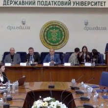 📍 7 травня 2026 року на базі Державного податкового університету відбувся Митний форум «Митні інтереси України: виклики та перспективи».  👩‍🏫 Участь у заході взяла Гуцул Інна Анатоліївна — гарант освітньої програми «Податкова та митна справа» Хмельницького університету управління та права імені Леоніда Юзькова.  💬 Учасники форуму обговорили актуальні питання реформування митної системи України, цифровізації процедур, впровадження NCTS та AEO, а також підготовки фахівців для митної сфери.