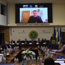 📍 7 травня 2026 року на базі Державного податкового університету відбувся Митний форум «Митні інтереси України: виклики та перспективи».  👩‍🏫 Участь у заході взяла Гуцул Інна Анатоліївна — гарант освітньої програми «Податкова та митна справа» Хмельницького університету управління та права імені Леоніда Юзькова.  💬 Учасники форуму обговорили актуальні питання реформування митної системи України, цифровізації процедур, впровадження NCTS та AEO, а також підготовки фахівців для митної сфери.