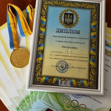 07 травня 2026 року в Хмельницькому університеті управління та права імені Леоніда Юзькова відбувся фінал І спортивних ігор працівників університету, присвячених Дню пам’яті та перемоги над нацизмом у Другій світовій війні 1939–1945 років.  Учасники змагалися у настільному тенісі, волейболі, шахах, дартсі та перетягуванні канату, демонструючи командний дух, згуртованість та волю до перемоги.  🥇 Перемогу здобула команда факультету управління та економіки.  Щиро дякуємо ректорату університету, ректору Олегу