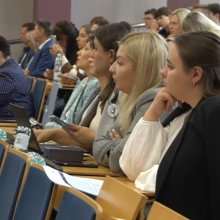 📚 Окремий напрям роботи був пов’язаний із модернізацією освітнього процесу та розвитком сучасних форматів навчання. Учасники обговорили досвід розроблення та оновлення освітніх програм, навчальних курсів і модулів у межах міжнародної співпраці, а також можливості адаптації європейських освітніх практик до потреб сучасного ринку праці.  Особливу увагу привернула тема мікрокваліфікацій (Micro-credentials) — сучасного інструменту короткострокового навчання, який дає змогу здобувати та документально підтверджу